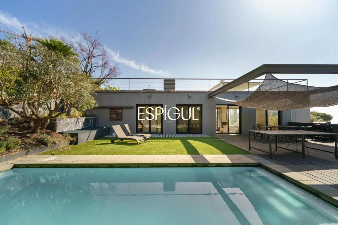 Exclusiva propietat reformada amb piscina i jardí a Premià de Dalt