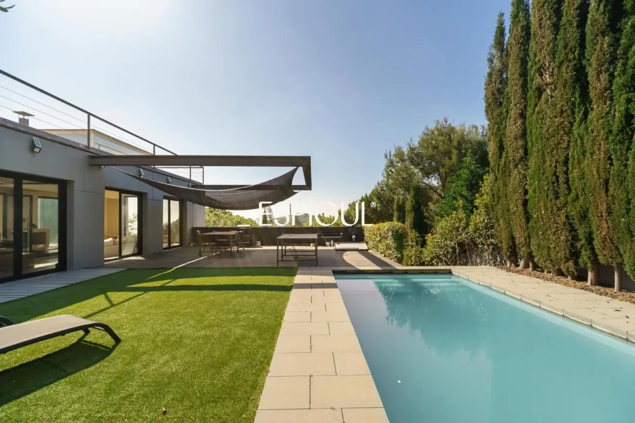 Exclusiva propietat reformada amb piscina i jardí a Premià de Dalt