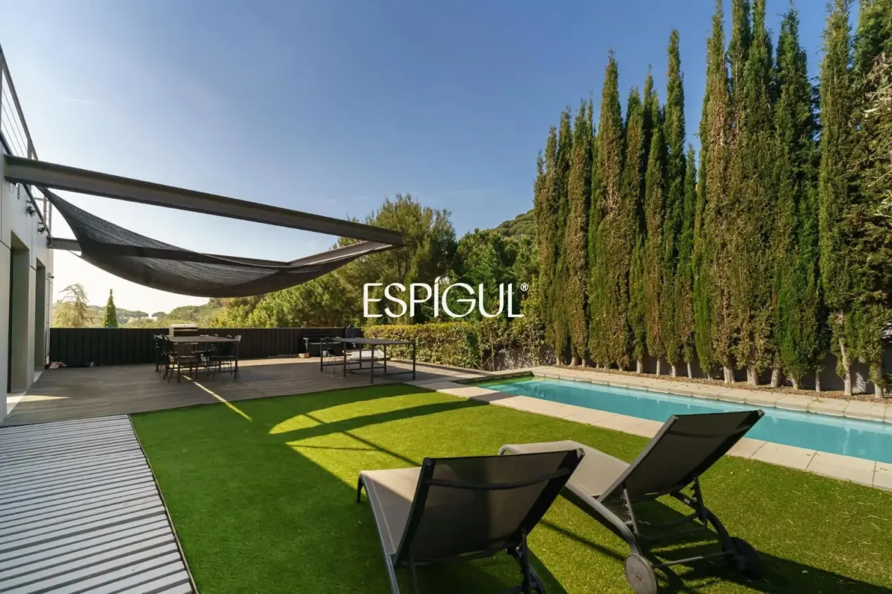 Exclusiva propietat reformada amb piscina i jardí a Premià de Dalt