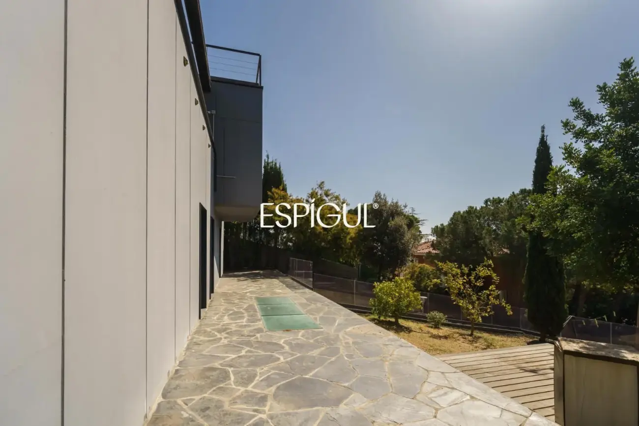 Exclusiva propietat reformada amb piscina i jardí a Premià de Dalt