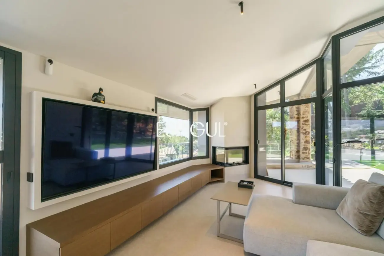 Residència exclusiva d’alt standing amb vistes panoràmiques a Premià de Dalt.