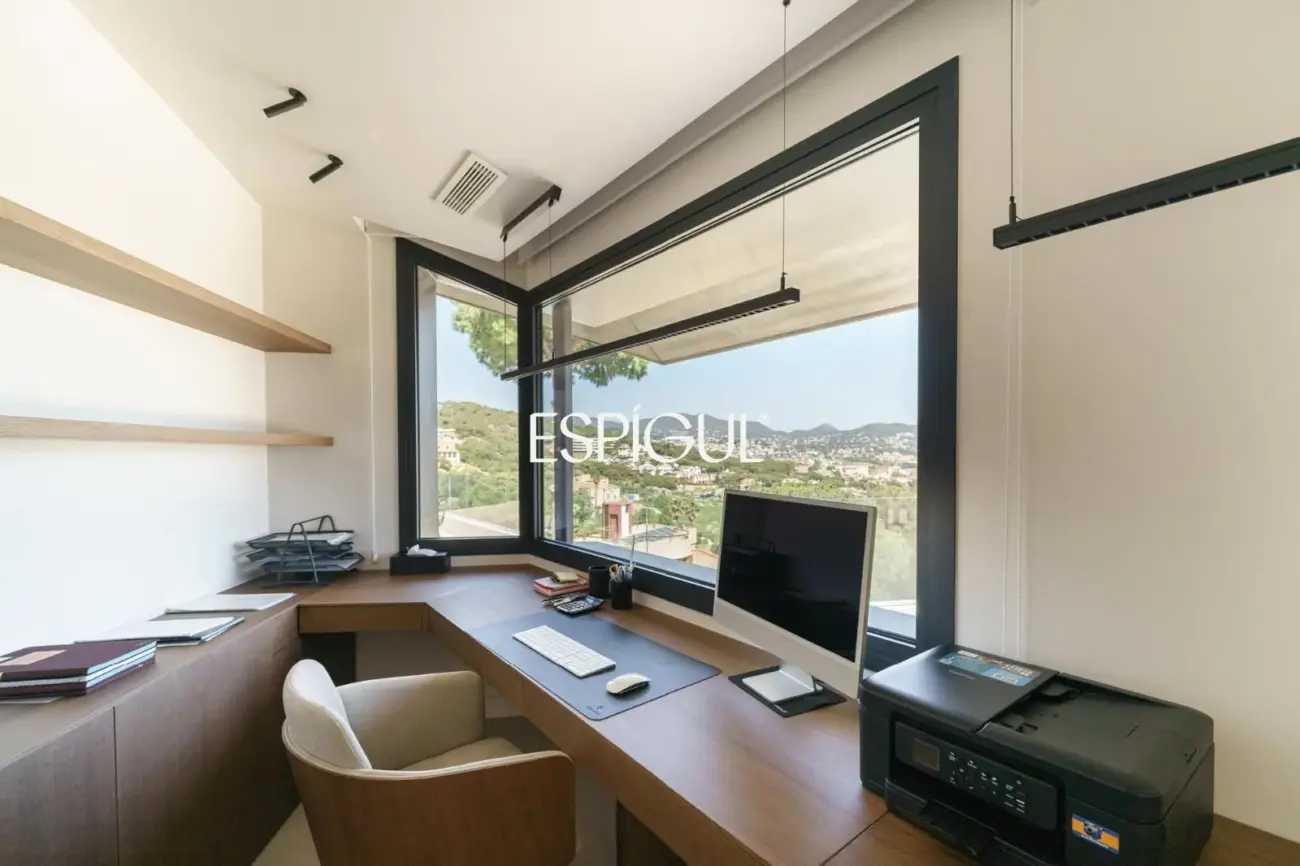 Residència exclusiva d’alt standing amb vistes panoràmiques a Premià de Dalt.