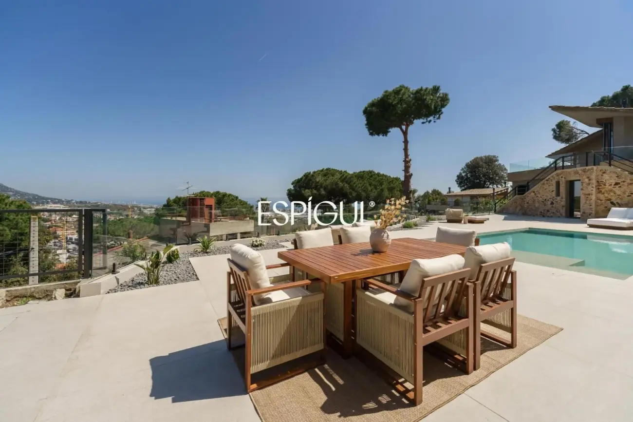 Residència exclusiva d’alt standing amb vistes panoràmiques a Premià de Dalt.