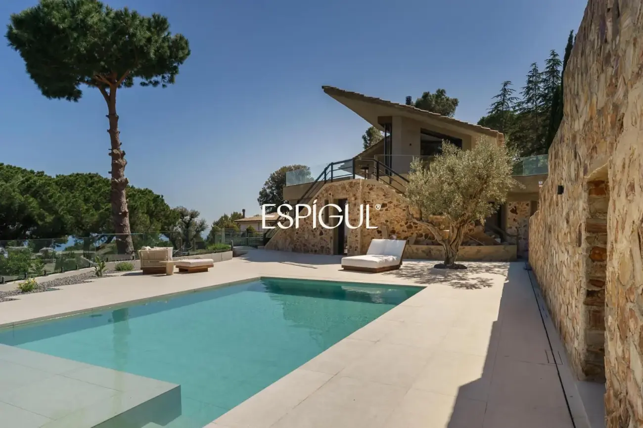 Residència exclusiva d’alt standing amb vistes panoràmiques a Premià de Dalt.