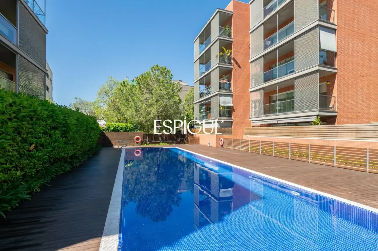 Piso con gran terraza, piscina comunitaria, y 4 dormitorios en Volpelleres