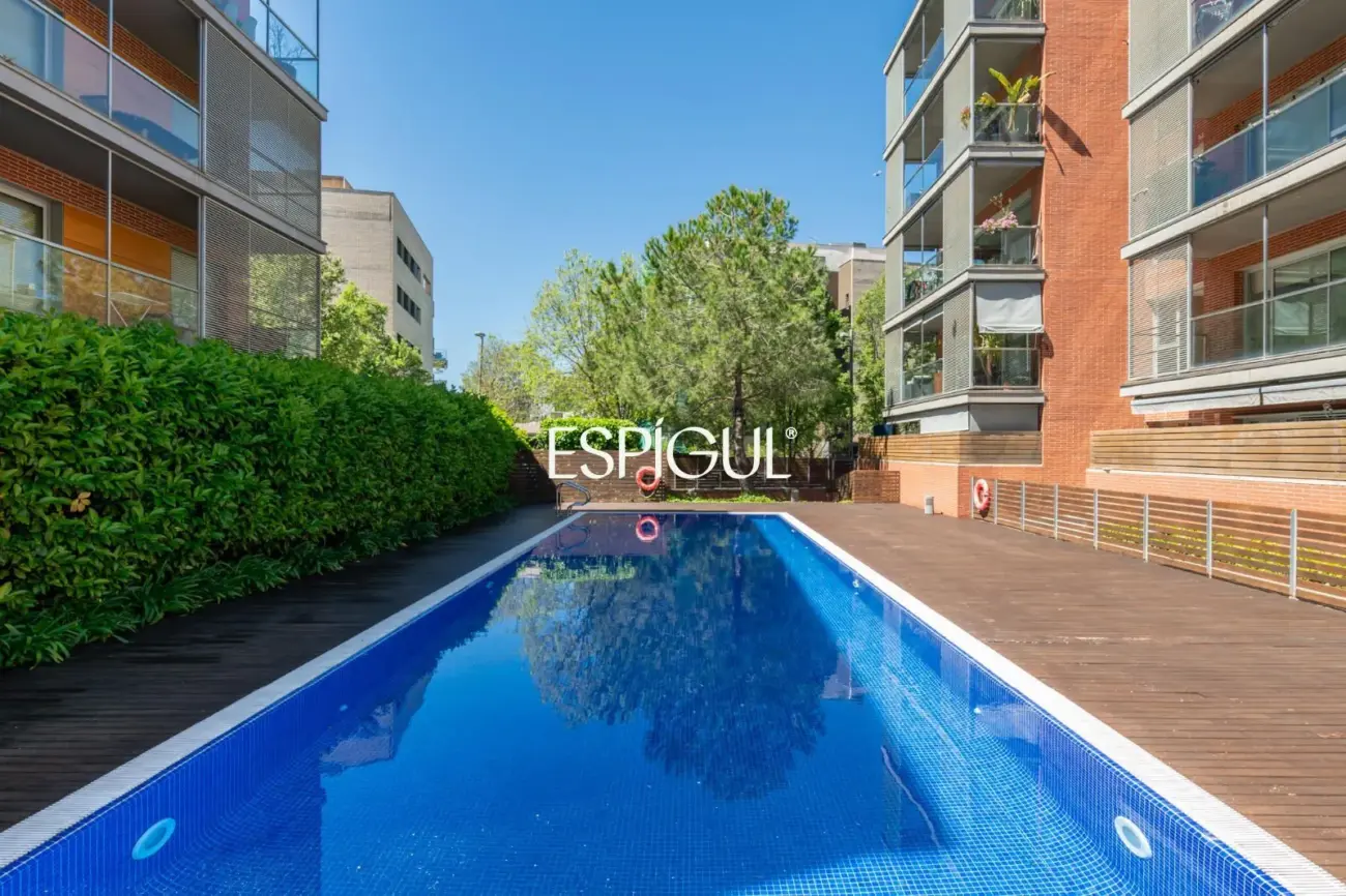 Piso con gran terraza, piscina comunitaria, y 4 dormitorios en Volpelleres