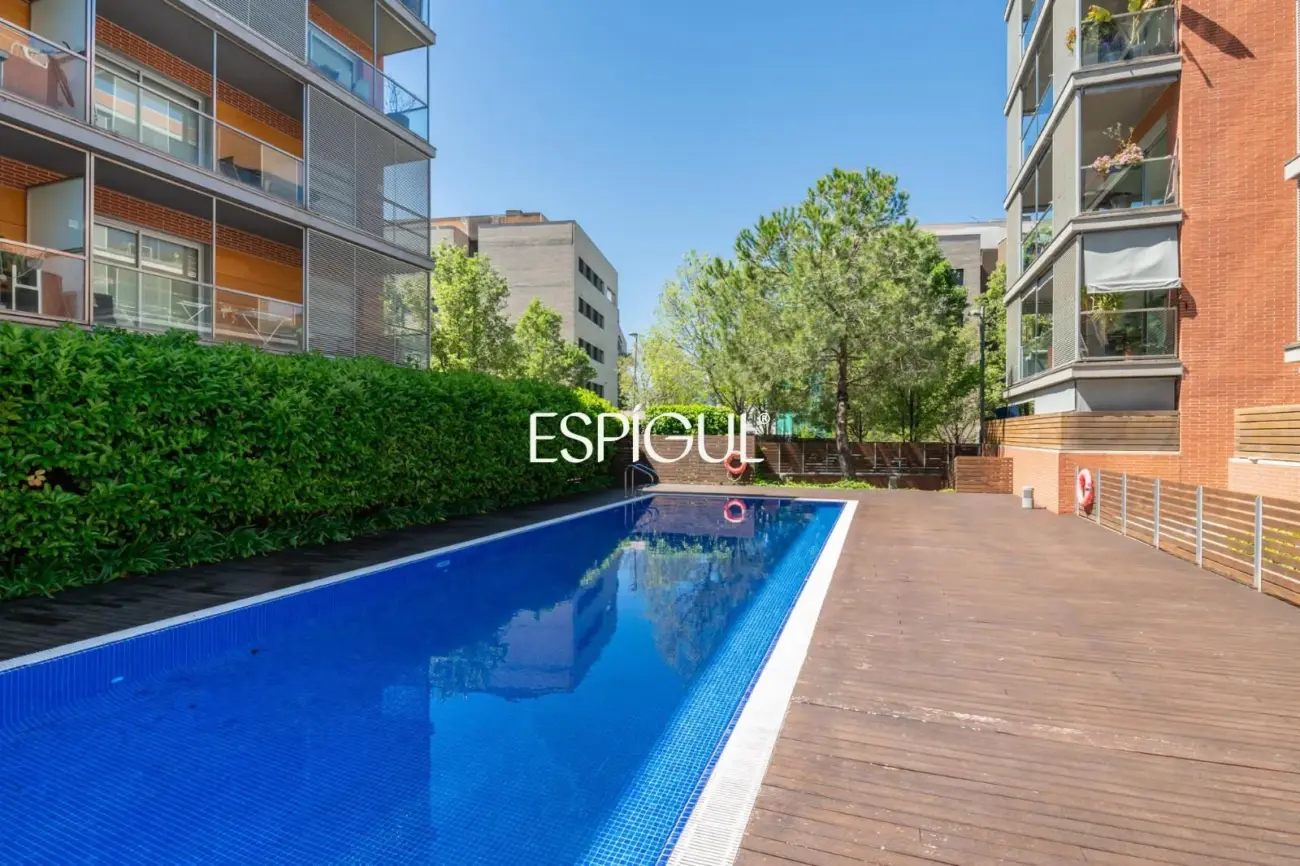 Piso con gran terraza, piscina comunitaria, y 4 dormitorios en Volpelleres