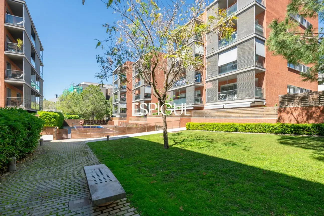 Piso con gran terraza, piscina comunitaria, y 4 dormitorios en Volpelleres