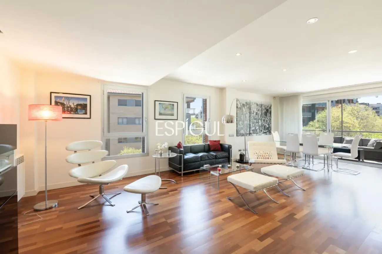 Piso con gran terraza, piscina comunitaria, y 4 dormitorios en Volpelleres