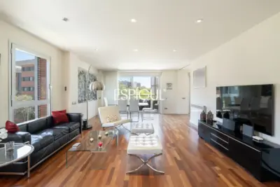 Piso con gran terraza, piscina comunitaria, y 4 dormitorios en Volpelleres