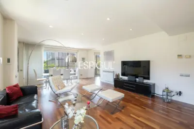 Piso con gran terraza, piscina comunitaria, y 4 dormitorios en Volpelleres