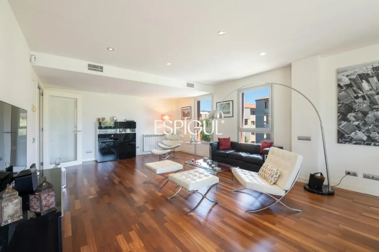 Piso con gran terraza, piscina comunitaria, y 4 dormitorios en Volpelleres