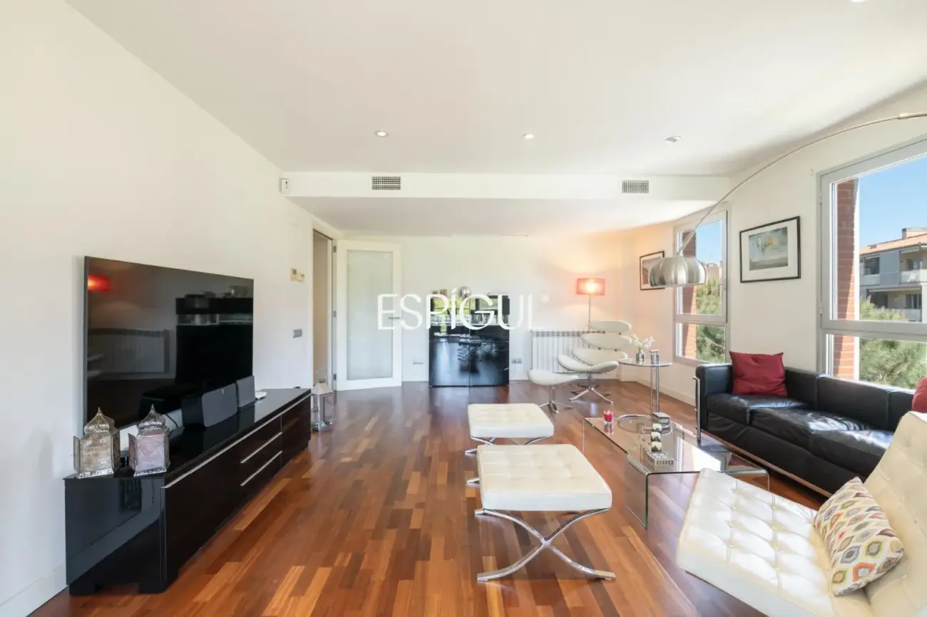 Piso con gran terraza, piscina comunitaria, y 4 dormitorios en Volpelleres