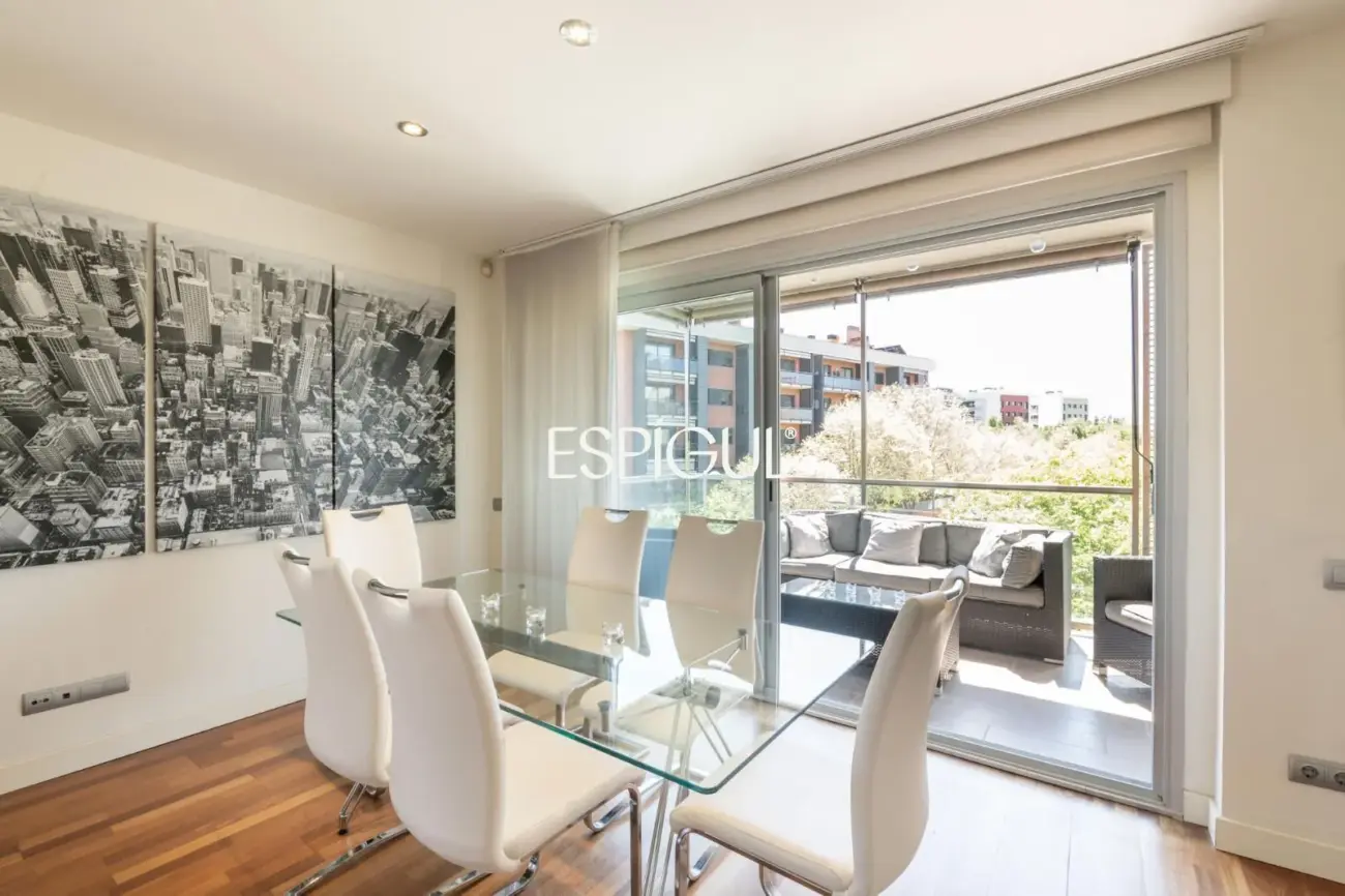 Piso con gran terraza, piscina comunitaria, y 4 dormitorios en Volpelleres