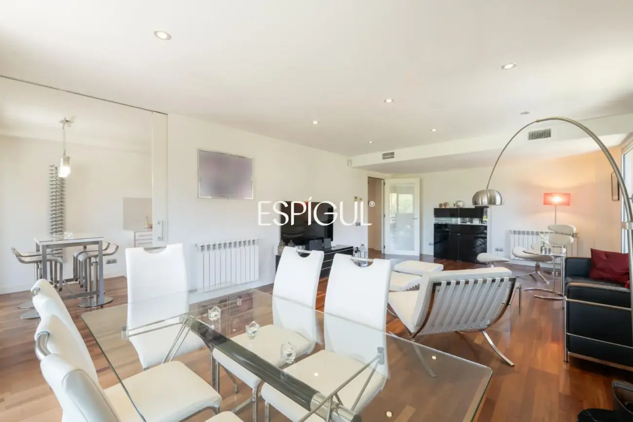 Piso con gran terraza, piscina comunitaria, y 4 dormitorios en Volpelleres