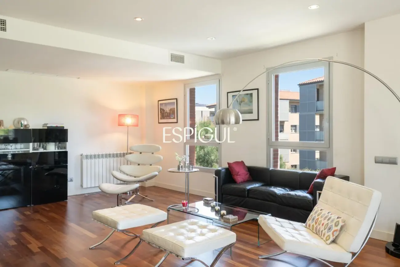 Piso con gran terraza, piscina comunitaria, y 4 dormitorios en Volpelleres