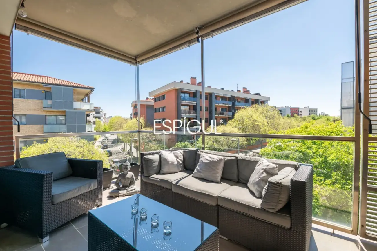 Piso con gran terraza, piscina comunitaria, y 4 dormitorios en Volpelleres