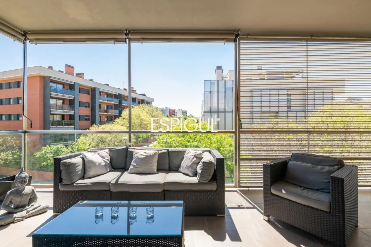 Piso con gran terraza, piscina comunitaria, y 4 dormitorios en Volpelleres