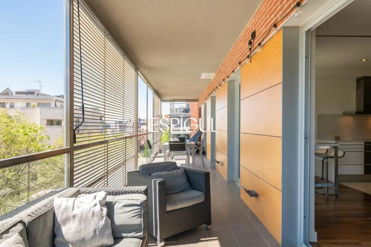 Piso con gran terraza, piscina comunitaria, y 4 dormitorios en Volpelleres