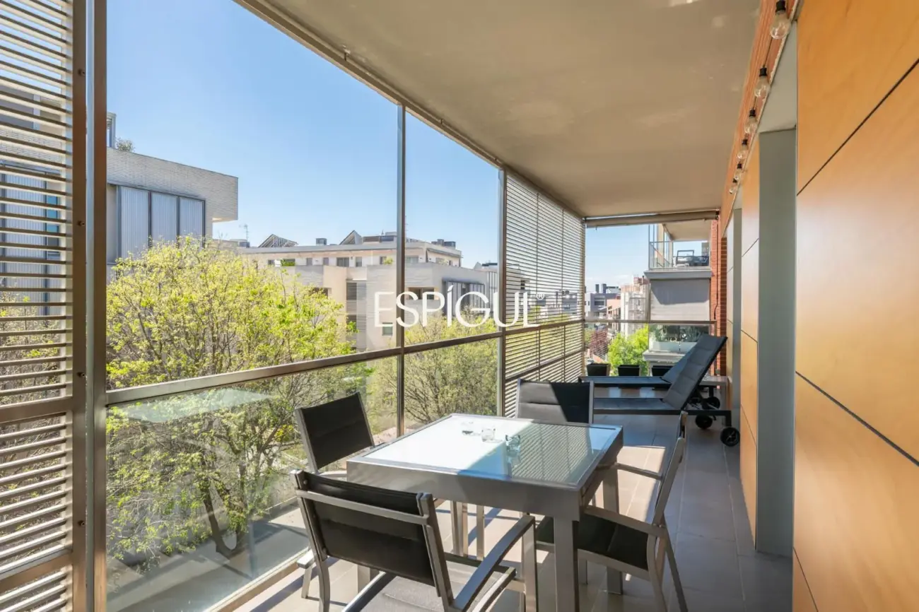 Piso con gran terraza, piscina comunitaria, y 4 dormitorios en Volpelleres