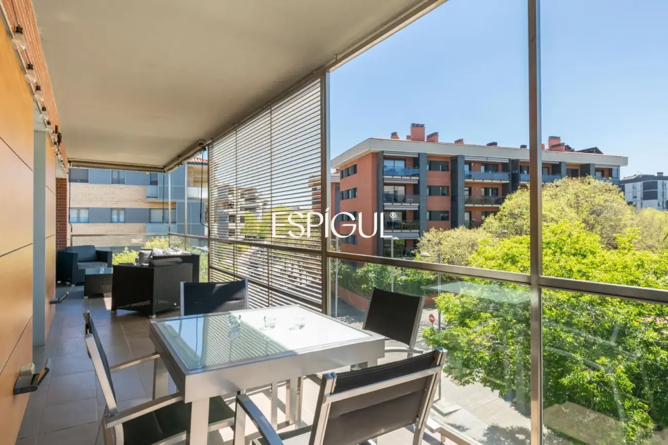 Piso con gran terraza, piscina comunitaria, y 4 dormitorios en Volpelleres