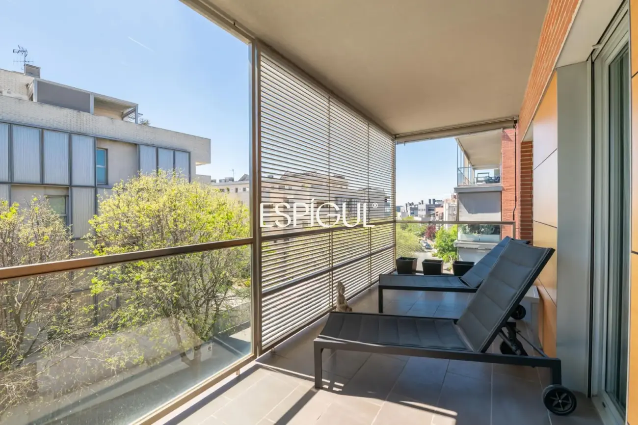 Piso con gran terraza, piscina comunitaria, y 4 dormitorios en Volpelleres