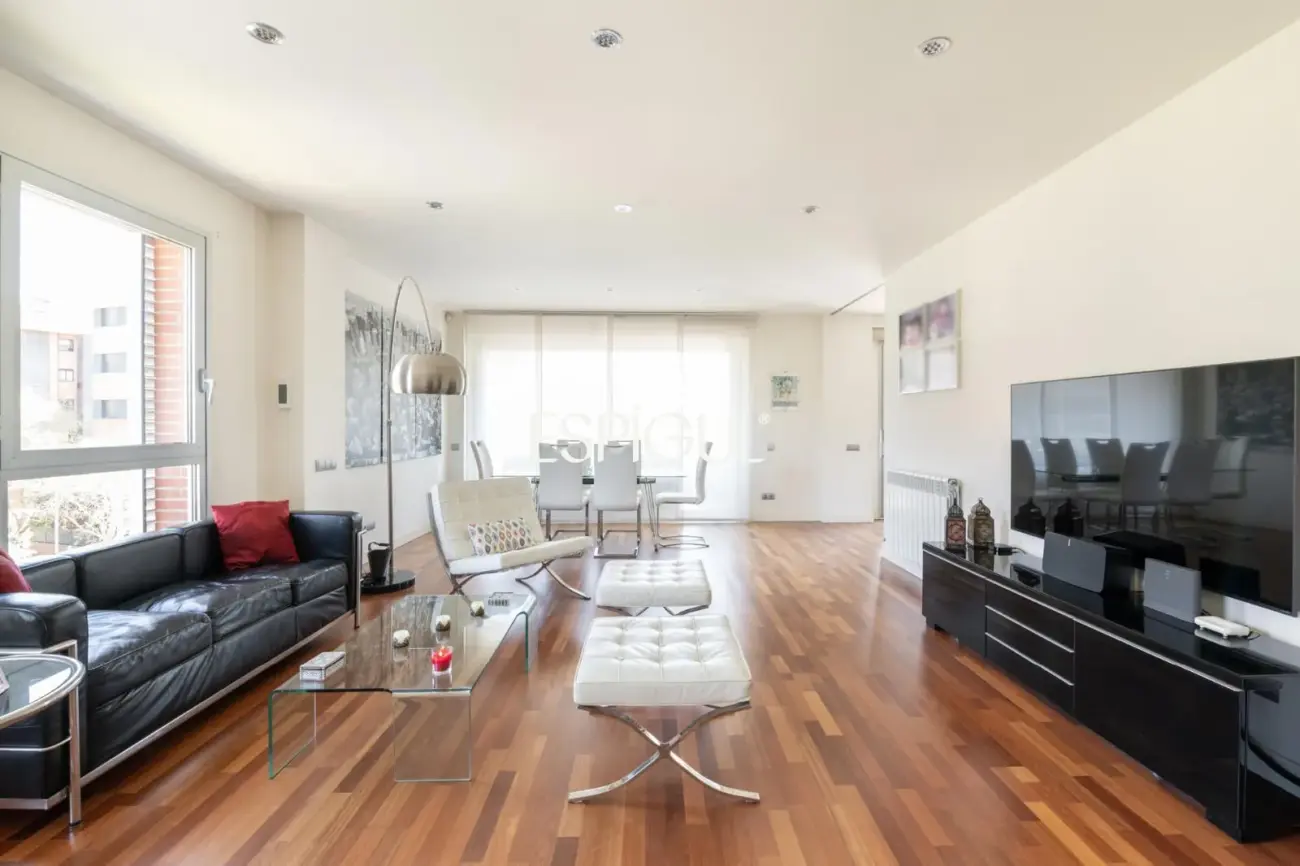 Piso con gran terraza, piscina comunitaria, y 4 dormitorios en Volpelleres