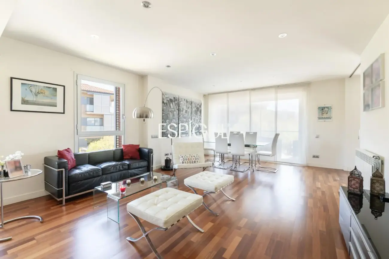 Piso con gran terraza, piscina comunitaria, y 4 dormitorios en Volpelleres