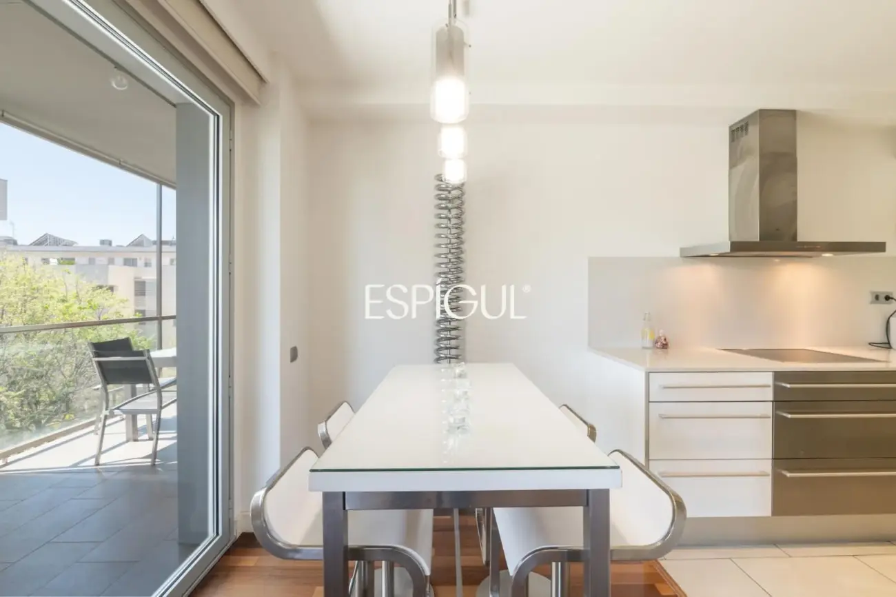 Piso con gran terraza, piscina comunitaria, y 4 dormitorios en Volpelleres