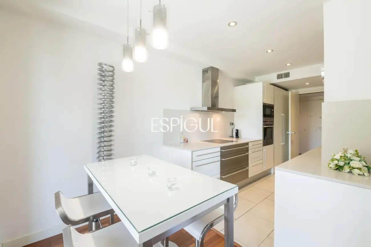 Piso con gran terraza, piscina comunitaria, y 4 dormitorios en Volpelleres