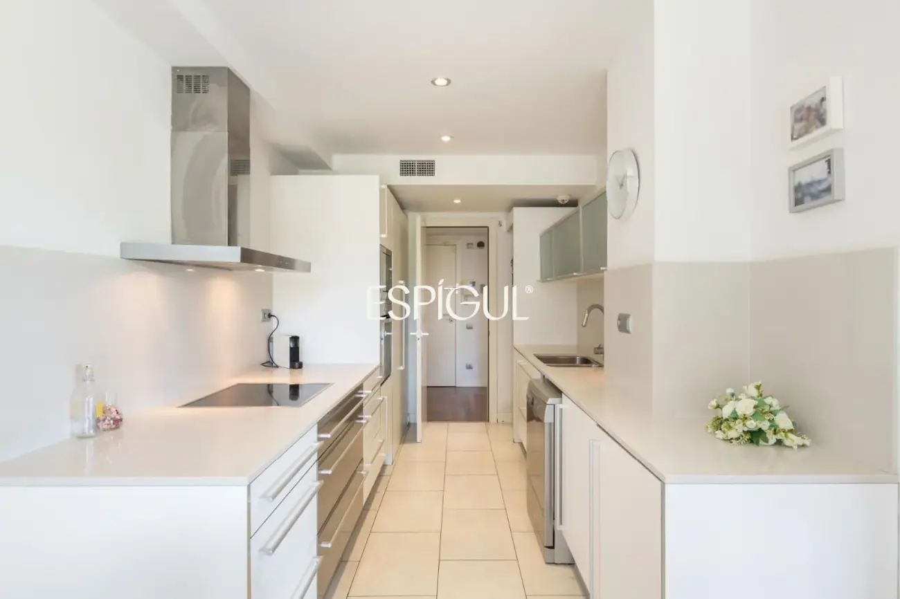 Piso con gran terraza, piscina comunitaria, y 4 dormitorios en Volpelleres