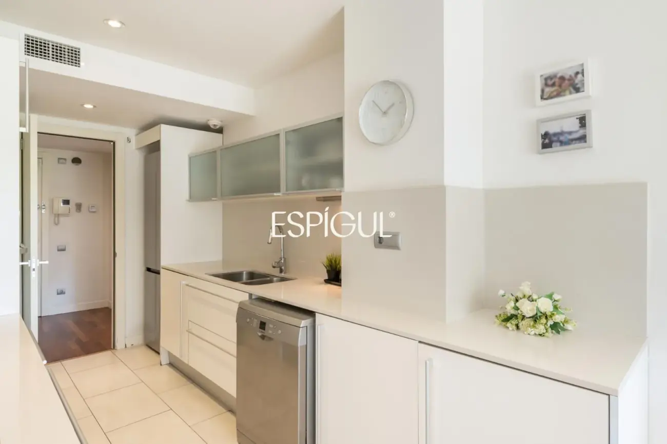 Piso con gran terraza, piscina comunitaria, y 4 dormitorios en Volpelleres