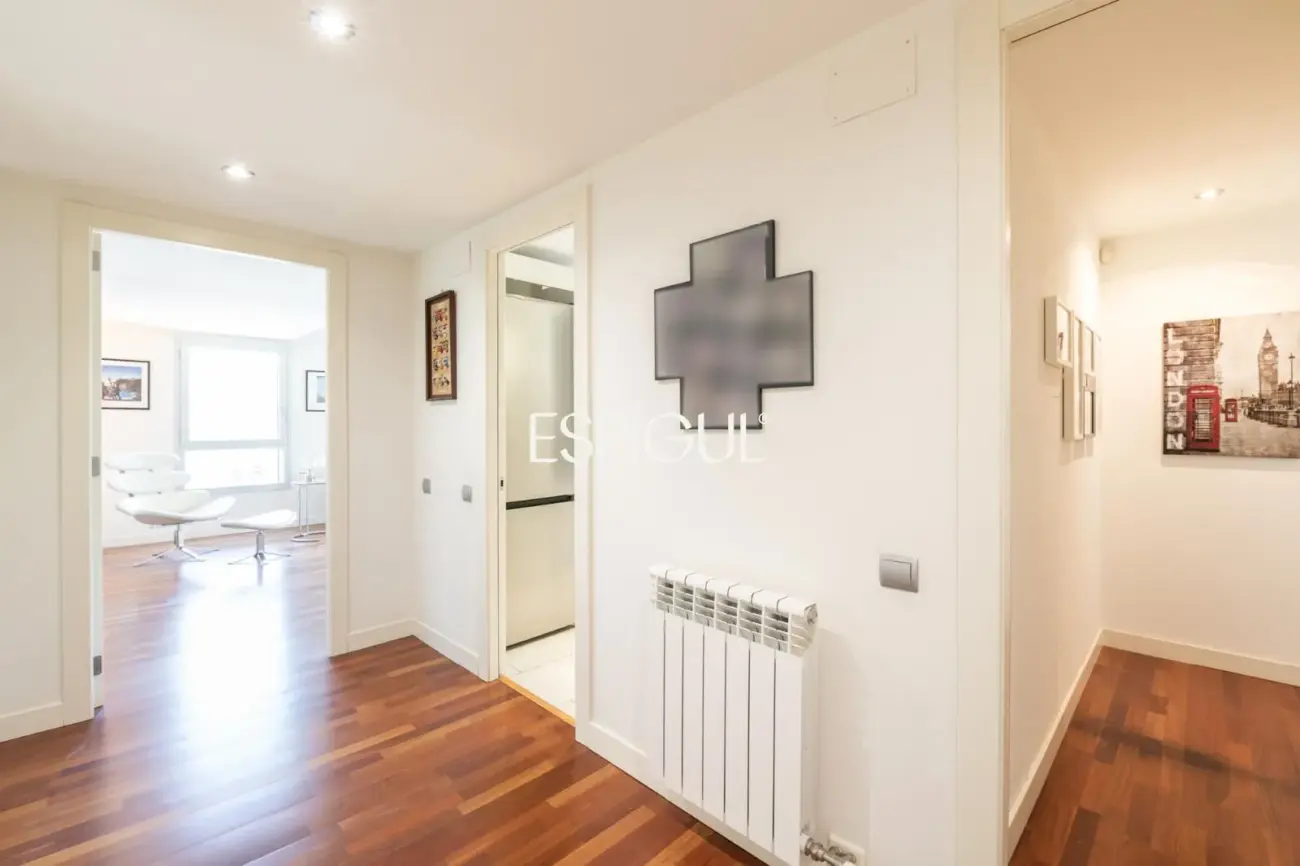 Piso con gran terraza, piscina comunitaria, y 4 dormitorios en Volpelleres