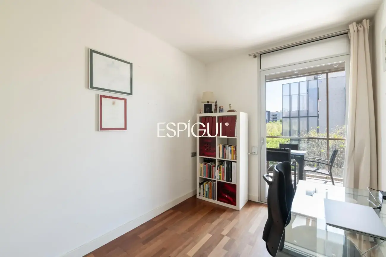 Piso con gran terraza, piscina comunitaria, y 4 dormitorios en Volpelleres