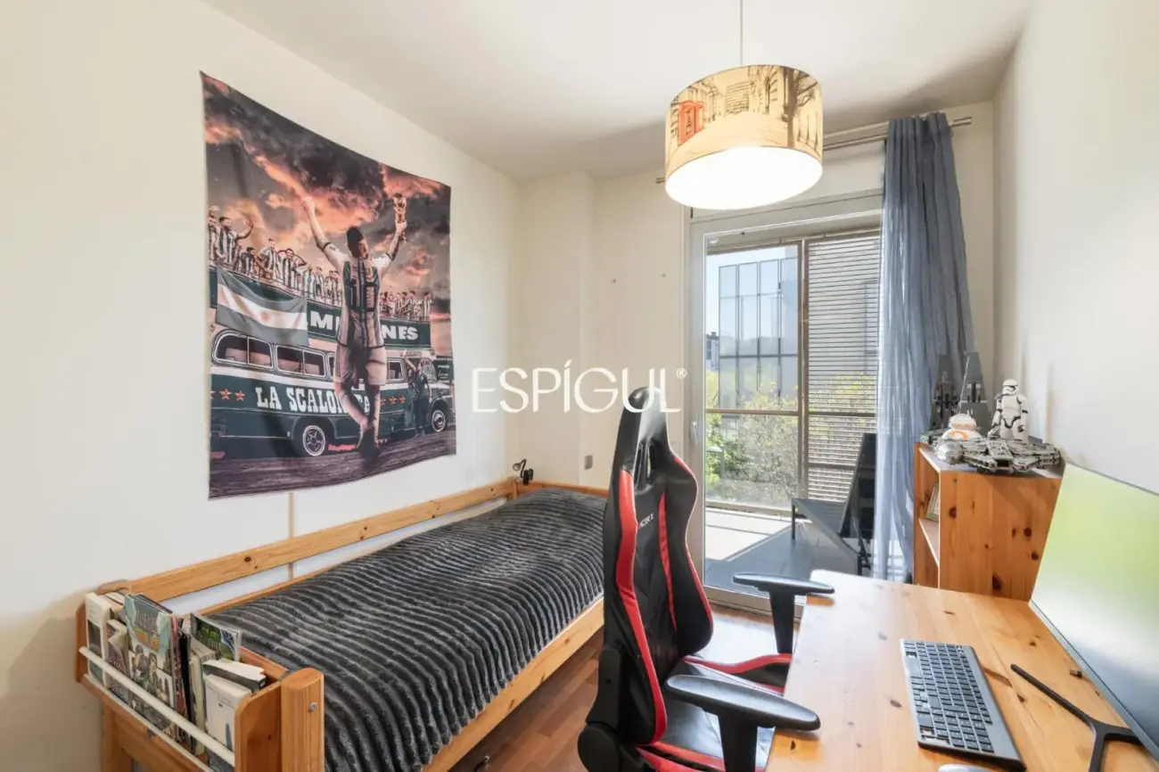 Piso con gran terraza, piscina comunitaria, y 4 dormitorios en Volpelleres