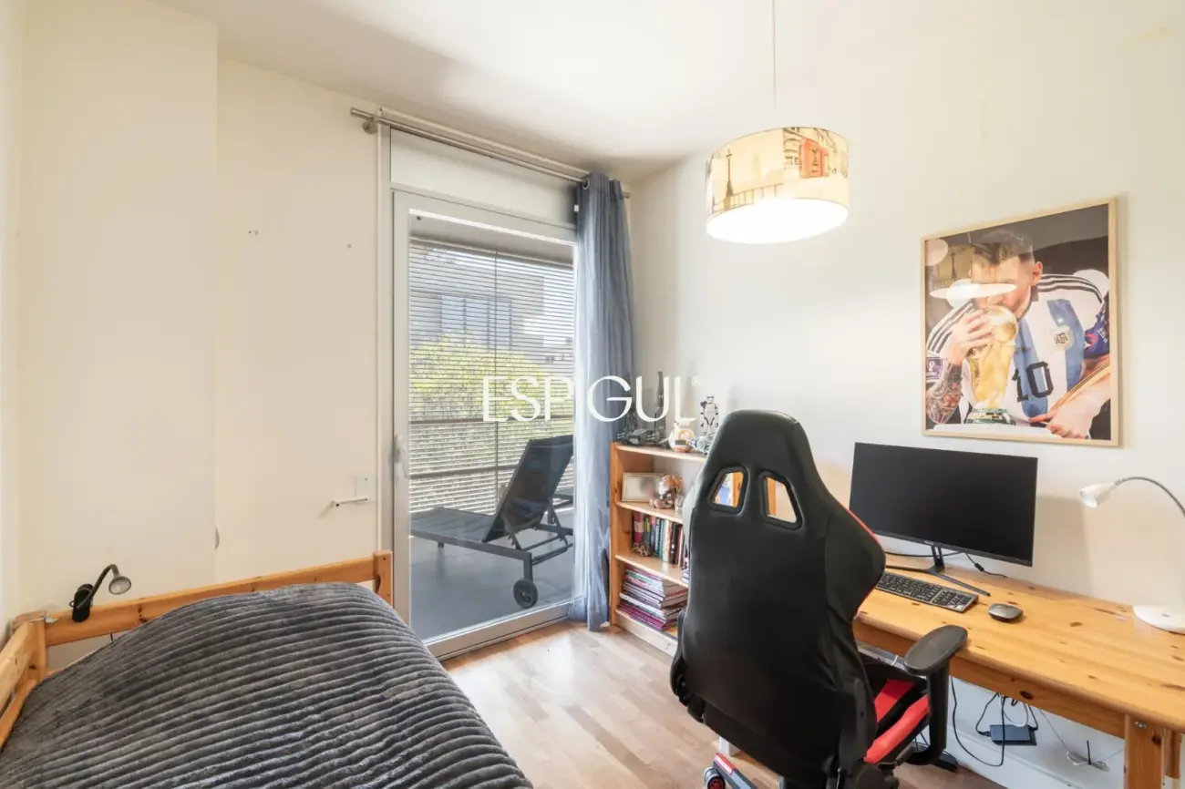 Piso con gran terraza, piscina comunitaria, y 4 dormitorios en Volpelleres