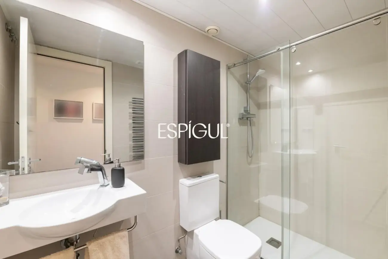 Piso con gran terraza, piscina comunitaria, y 4 dormitorios en Volpelleres