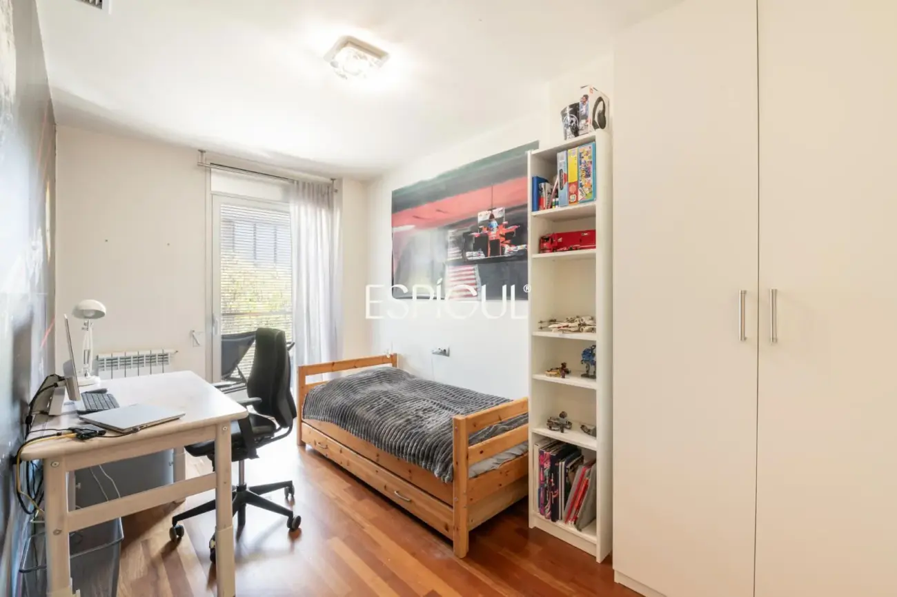 Piso con gran terraza, piscina comunitaria, y 4 dormitorios en Volpelleres