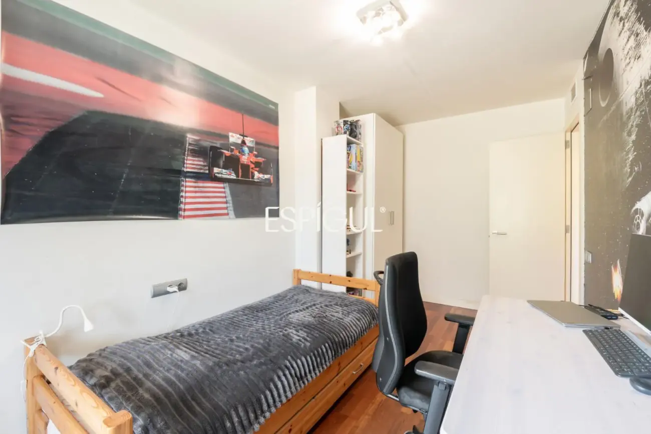 Piso con gran terraza, piscina comunitaria, y 4 dormitorios en Volpelleres