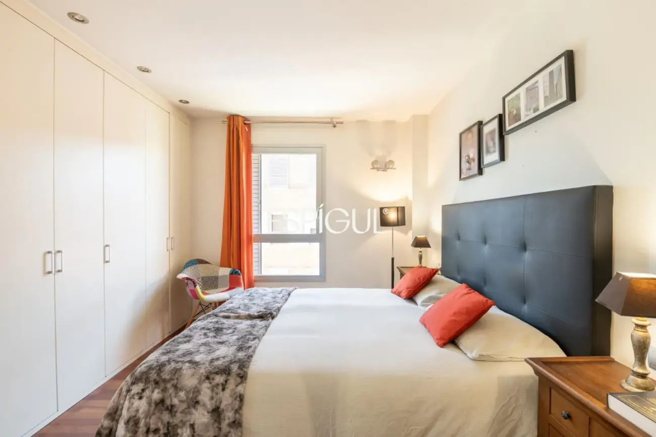 Piso con gran terraza, piscina comunitaria, y 4 dormitorios en Volpelleres