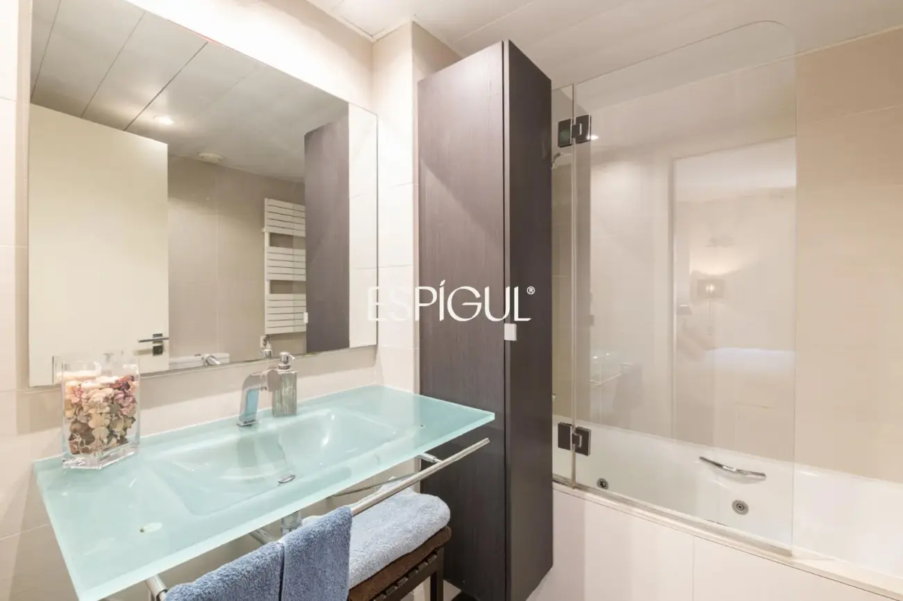 Piso con gran terraza, piscina comunitaria, y 4 dormitorios en Volpelleres