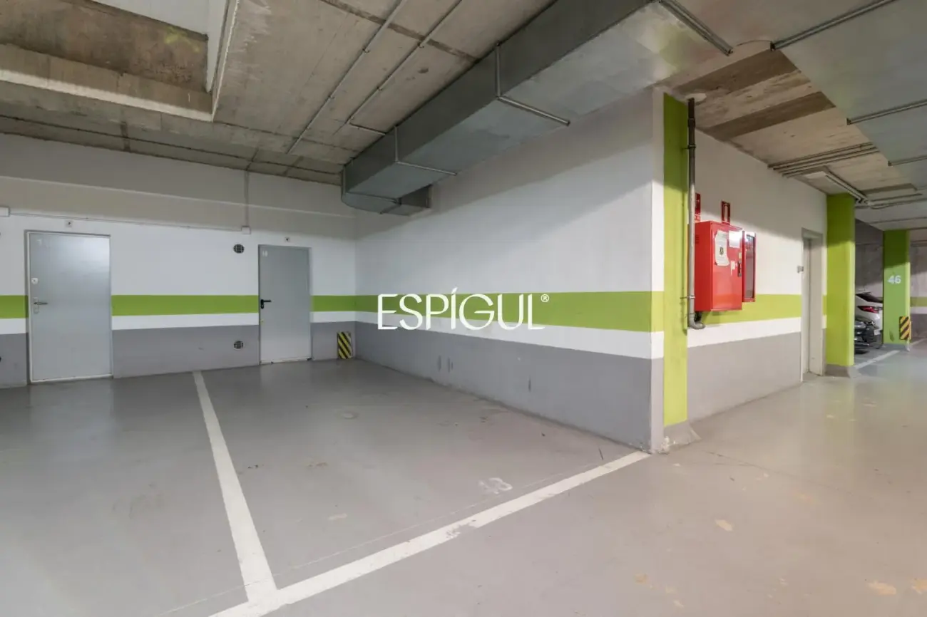 Piso con gran terraza, piscina comunitaria, y 4 dormitorios en Volpelleres