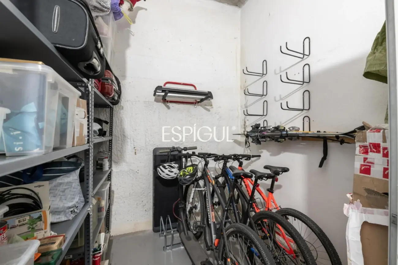 Piso con gran terraza, piscina comunitaria, y 4 dormitorios en Volpelleres