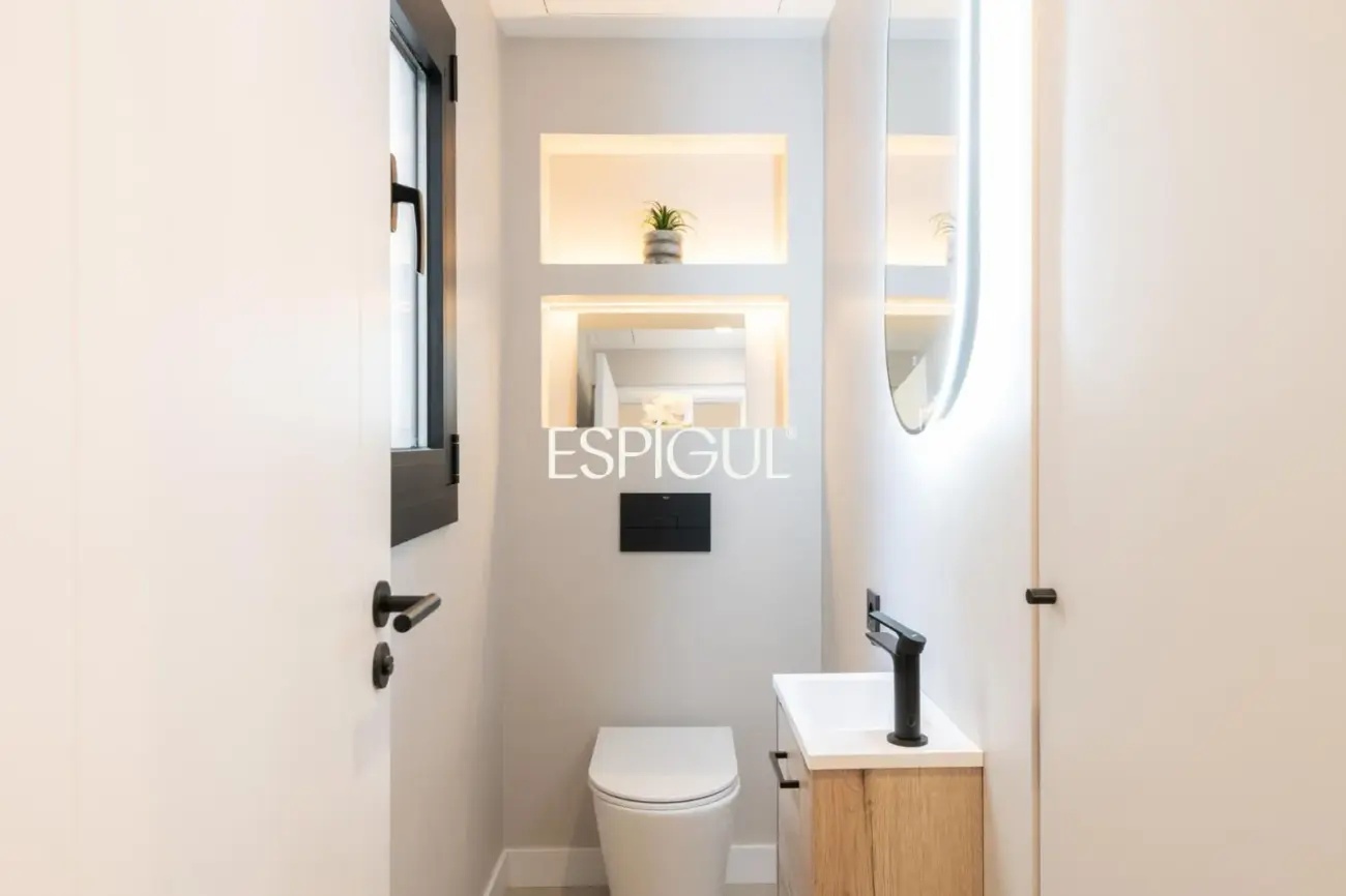 Luxury apartment with private terrace and pool in Sants