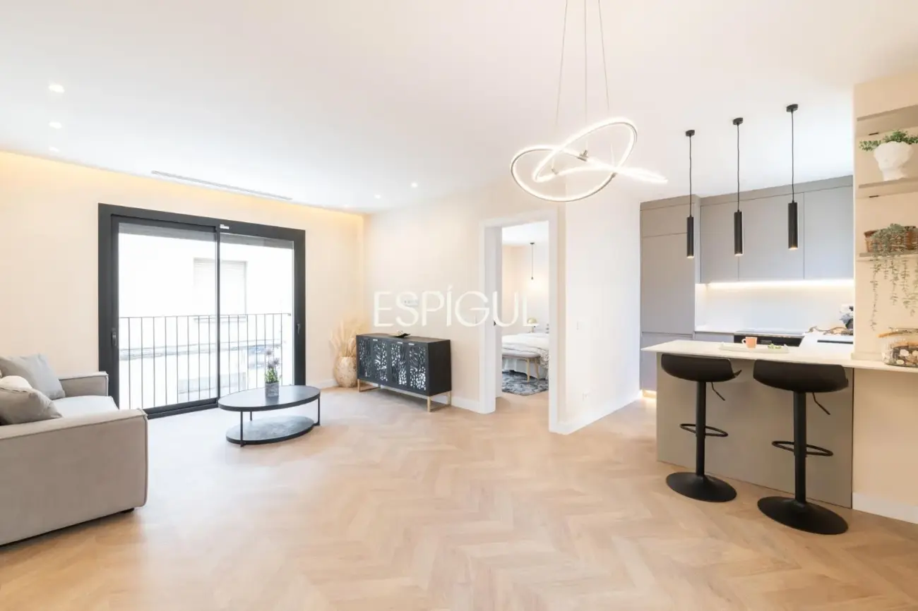 Luxury apartment with private terrace and pool in Sants