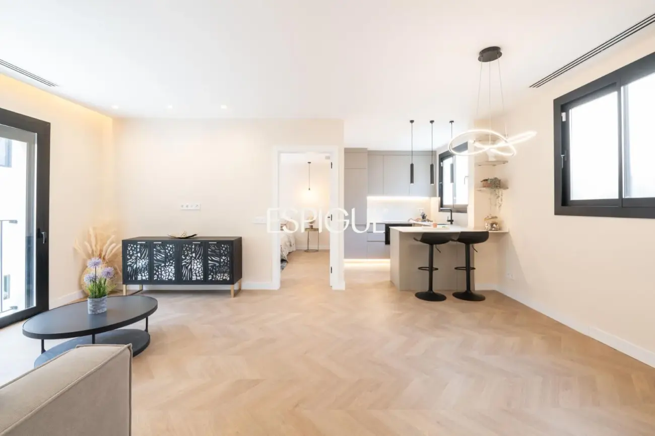 Luxury apartment with private terrace and pool in Sants