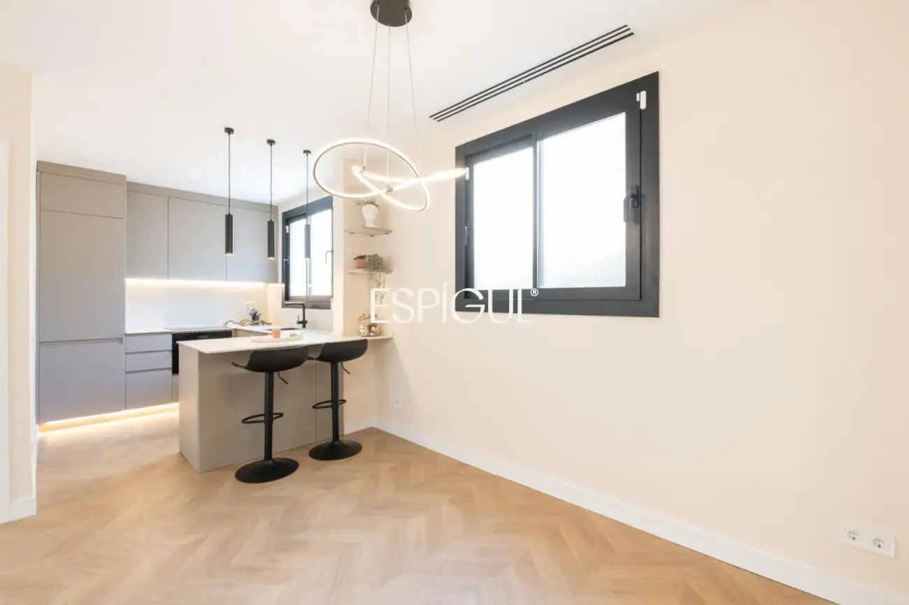 Luxury apartment with private terrace and pool in Sants