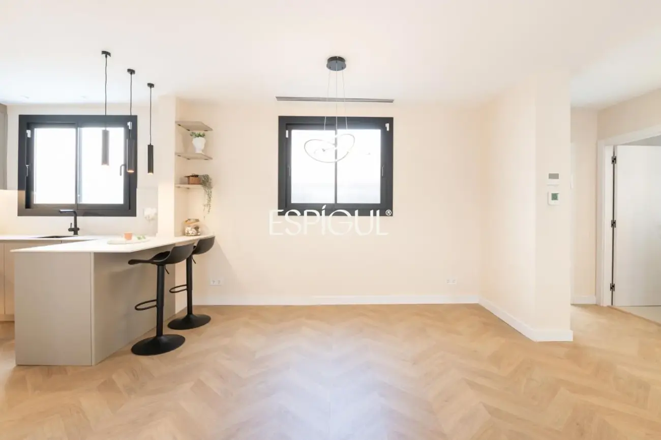 Luxury apartment with private terrace and pool in Sants