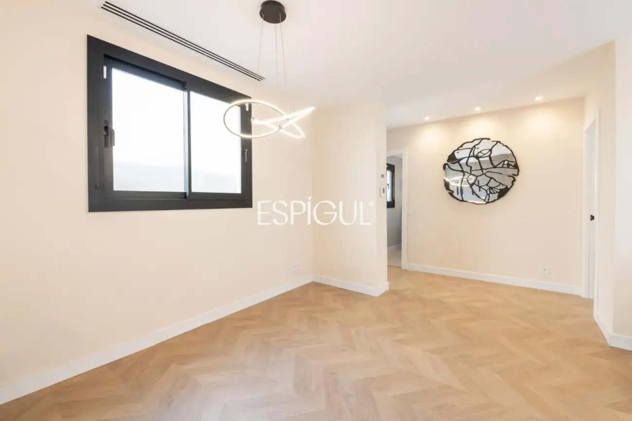 Luxury apartment with private terrace and pool in Sants