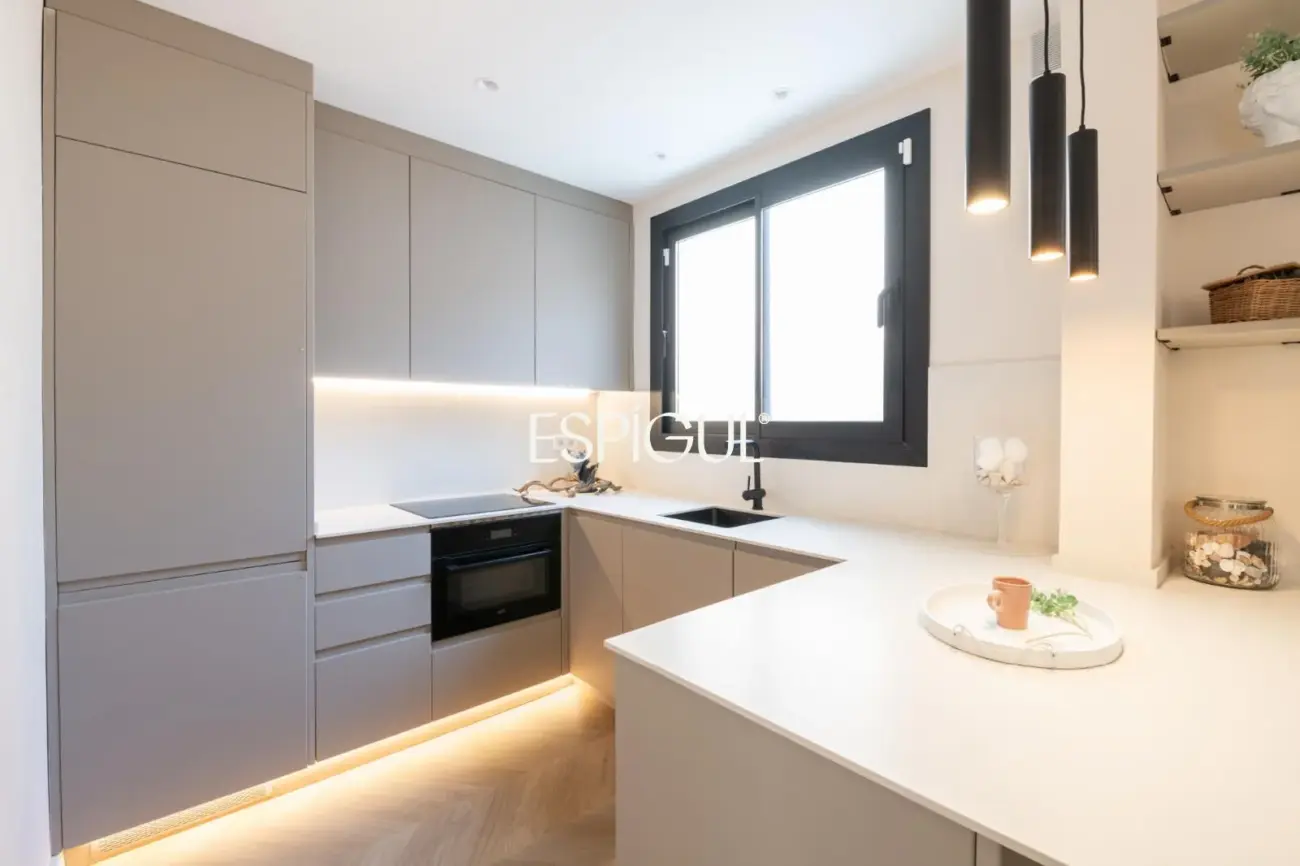 Luxury apartment with private terrace and pool in Sants